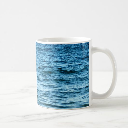明るい空を背景にした深い青の波 コーヒーマグカップ (右)