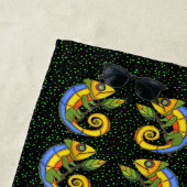 明るい笑顔のカラフルトカゲの緑の点の列 ビーチタオル (インサイチュ)