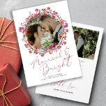 明るい結婚した新婚の写真クリスマス シーズンカード<br><div class="desc">ミニマシンプルリストエレガントの赤と明るい手の文字のスクリプト結婚クリスマスの休日の新しいリースとシックな神聖なベリーのとパーソナライズされた2つの写真、プレプリントされたメッセージと両側の署名とカード。</div>