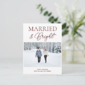 明るい結婚した赤のスクリプモダント写真クリスマス シーズンポストカード (スタンド正面)