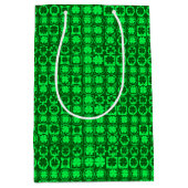 明るい緑のアイルランドのケルト色のシャムロックの色合い ミディアムペーパーバッグ (正面)