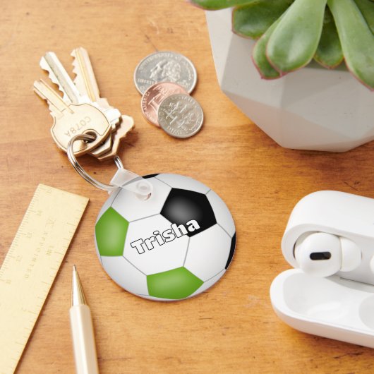 明るい緑のブラックサッカーをテーマにした名前をカスタムする キーホルダー (デスク)
