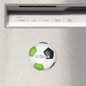 明るい緑のブラックサッカーをテーマにした名前をカスタムする マグネット (インサイチュ (食洗機))