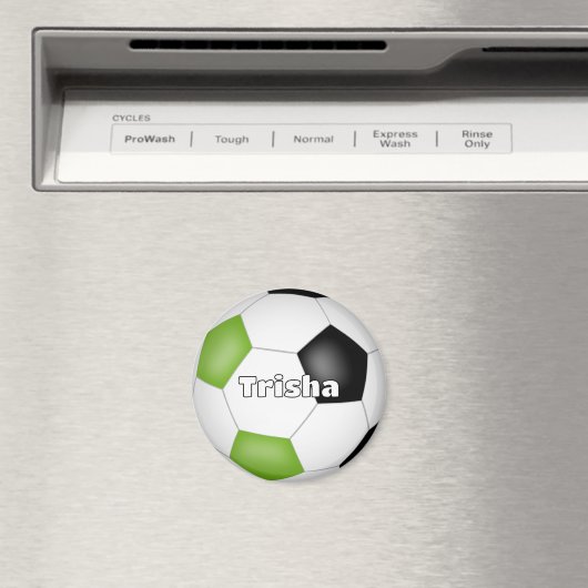 明るい緑のブラックサッカーをテーマにした名前をカスタムする マグネット (インサイチュ (食洗機))