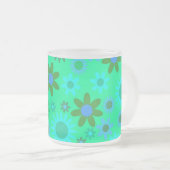 明るい緑の花のパワーパターン フロストグラスマグカップ (正面右)