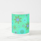 明るい緑の花のパワーパターン フロストグラスマグカップ (中央)