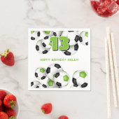明るい緑の黒いサッカーボール誕生日パーティー スタンダードカクテルナプキン (インサイチュ)