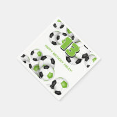 明るい緑の黒いサッカーボール誕生日パーティー スタンダードカクテルナプキン (角)
