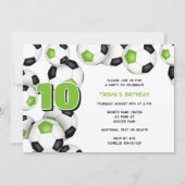 明るい緑の黒いサッカーボール誕生日パーティー 招待状 (正面)