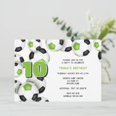 明るい緑の黒いサッカーボール誕生日パーティー 招待状 (スタンド正面)