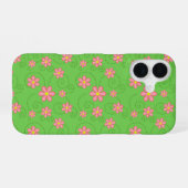 明るい緑地にピンクのデイジーとは虫類のトレイル模様 iPhone 16ケース (裏面横)