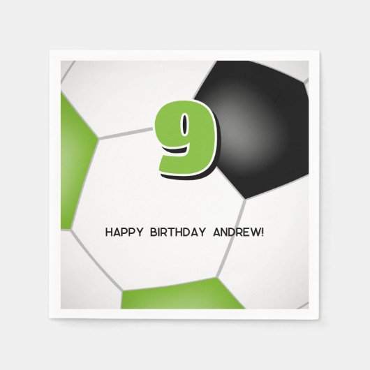 明るい緑色の黒いサッカーボール子供の誕生日パーティー スタンダードカクテルナプキン (正面)