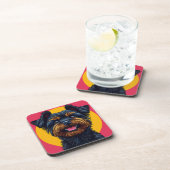 明るい背景に対するヨークシャー・テリア コースター (右側)