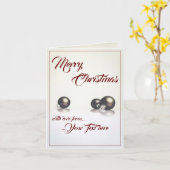 明るい背景の前にある3つのクリスマスボール カード (黄色い花)