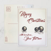 明るい背景の前にある3つのクリスマスボール シーズンポストカード (正面/裏面)