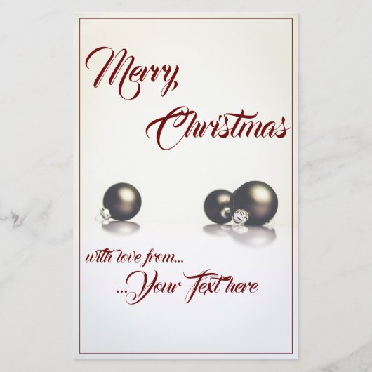 明るい背景の前の3つのクリスマスボール (正面)