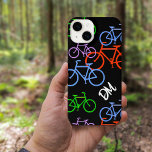 明るい自転車パターンモノグラム iPhone 14ケース<br><div class="desc">サイクリストが好きなおもしろいケースがあるぞ！黒い背景には赤、青、紫、緑の自転車が点在している。君の2文字のモノグラムは白で際立っている。</div>