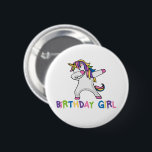 明るい色のダビングユニコーン誕生日の女の子 缶バッジ<br><div class="desc">トレンディー、明るい色のダビングユニコーン誕生日女の子デザイン。この高人気があるデザインは年齢に合う。紫、ピンク、緑、黄、青の色が目立つ実在だろう！</div>