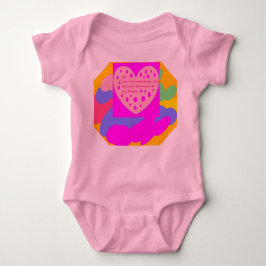 明るい色のデザインと詩のハート ベビーボディスーツ