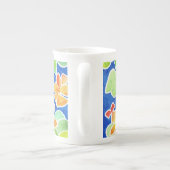 明るい色のナスタウムが青に咲く ボーンチャイナマグカップ (裏面)