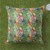 明るい色のパロットと熱帯花 アウトドアクッション (芝生)