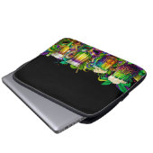 明るい色のフェスティバルマルディグラス飲料 ラップトップスリーブ (正面下部)