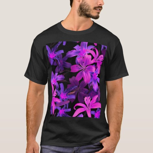 明るい花のパターン、ネオンのジャングルの光。 Tシャツ (正面)