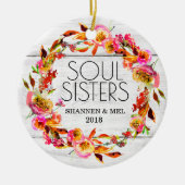 明るい花模様及び白人のShiplapの精神の姉妹の友人 セラミックオーナメント (正面)