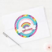 明るい虹の女の子の誕生日ステッカーは好意的だ ラウンドシール (封筒)