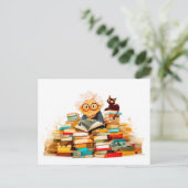 明るい読顔の本の老婦人 シーズンポストカード (スタンド正面)