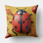 明るい赤いテントウムシ休息 クッション (裏面)
