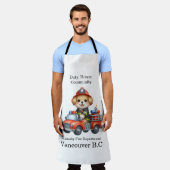 明るい赤いトラックの上にかわいい子犬の消防士 エプロン (着用した状態)