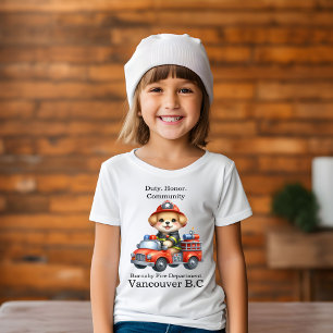 明るい赤いトラックの上にかわいい子犬の消防士 Tシャツ