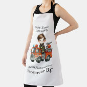 明るい赤いトラックの中の陽気な若い消防士 エプロン (インサイチュ)