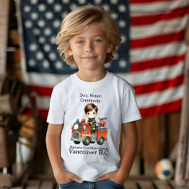 明るい赤いトラックの中の陽気な若い消防士 Tシャツ