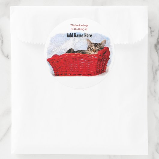 明るい赤いバスケットに眠っている子パーソナライズされた猫 ラウンドシール (バッグ)