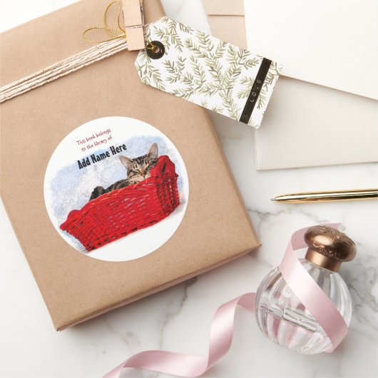 明るい赤いバスケットに眠っている子パーソナライズされた猫 ラウンドシール (ギフト)