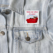 明るい赤いバスケットに眠っている子パーソナライズされた猫 缶バッジ (インサイチュ)