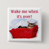 明るい赤いバスケットに眠っている子パーソナライズされた猫 缶バッジ (正面)