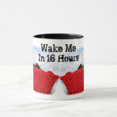 明るい赤いバスケットに眠っている子猫 マグカップ (中央)