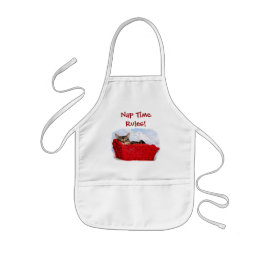 明るい赤いバスケットに眠っている子猫 子供用エプロン
