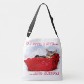 明るい赤いバスケットに眠る灰色の虎猫の子猫 クロスボディバッグ (裏面)