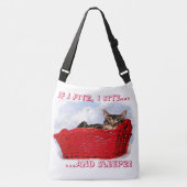 明るい赤いバスケットに眠る灰色の虎猫の子猫 クロスボディバッグ (正面)