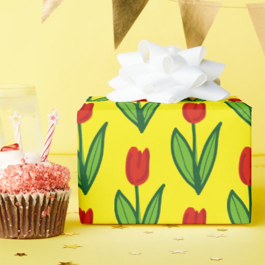 明るい赤お洒落いチューリップの花カスタム黄色 ラッピングペーパー (誕生日パーティー)