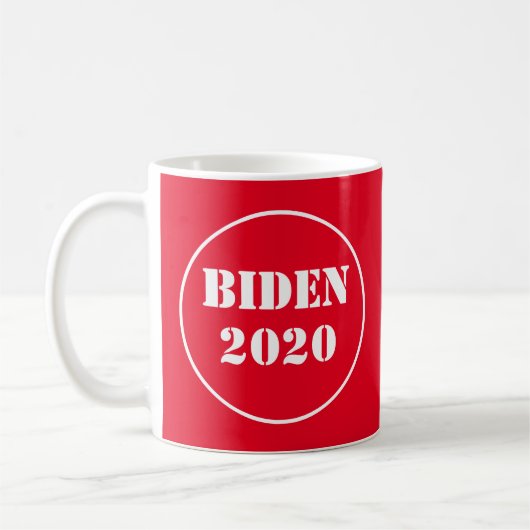 明るい赤と白のバイデン 2020 コーヒーマグカップ (左)