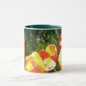 明るい赤と黄色のチューリップの写真 マグカップ (中央)