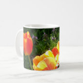 明るい赤と黄色のチューリップの写真 マグカップ (正面左)