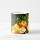 明るい赤と黄色のチューリップの写真 マグカップ (中央)