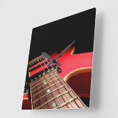 明るい赤のエレキギターの写真 スクエア壁時計 (傾斜)