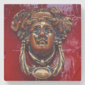 "明るい赤のドアの女性頭真鍮ドアノッカー ストーンコースター (正面)